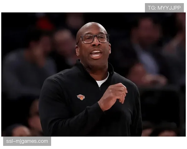 特写：防守教练的耳机——国王队迈克·布朗在场边频繁切换防守指令