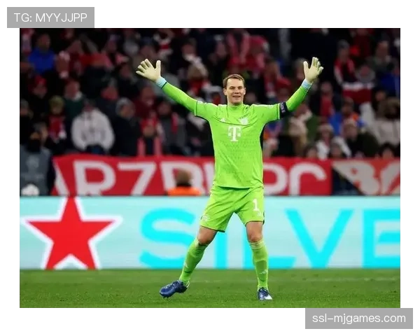 特写镜头：终场哨响，诺伊尔逐一拥抱安慰拜仁的年轻后卫们